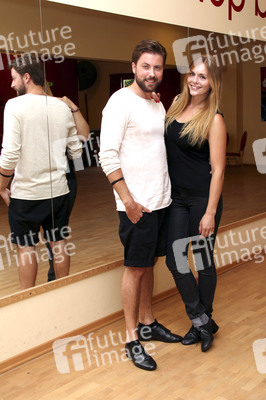 Felix von Jascheroff und Partnerin Lisa Steiner trainieren für 'Stepping Out' in Berlin