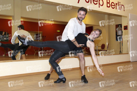 Felix von Jascheroff und Partnerin Lisa Steiner trainieren für 'Stepping Out' in Berlin