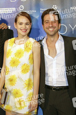 Emilia Schüle, Özgür Yildirim