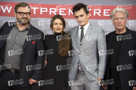 Aleksander Bach, Hannah Ware, Rupert Friend, Jürgen Prochnow