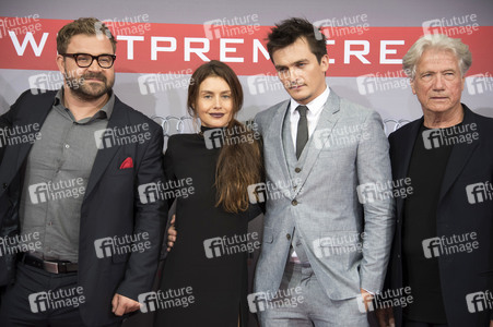Aleksander Bach, Hannah Ware, Rupert Friend, Jürgen Prochnow