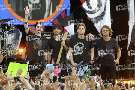 Michael Clifford, Calum Hood, Luke Hemmings, Ashton Irwin (5 Seconds of Summer)