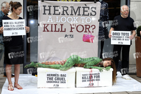 Peta Aktion gegen gegen Krokodilmord in Hamburg