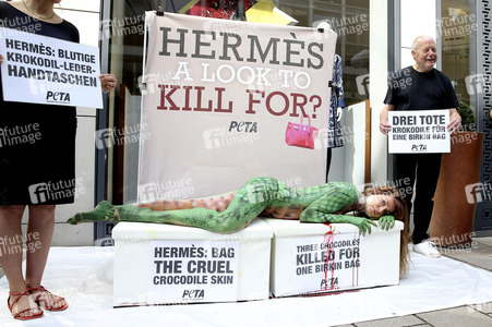 Peta Aktion gegen gegen Krokodilmord in Hamburg