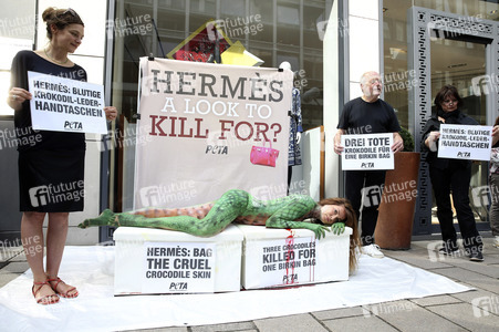 Peta Aktion gegen gegen Krokodilmord in Hamburg