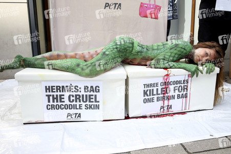 Peta Aktion gegen gegen Krokodilmord in Hamburg