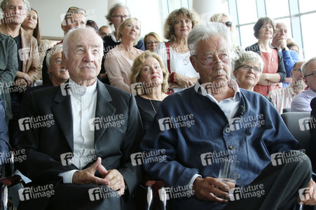 Ausstellungseröffnung 'Menschheitszirkus' in Ahrenshoop