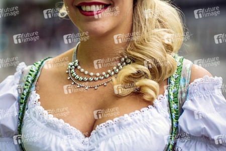 Foto-Shooting mit Models zum Thema 'Oktoberfest' und 'Dirndl' in Köln