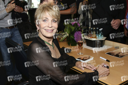 Joanna Cassidy enthüllt ihren Stern auf dem OLB-Walk of Fame
