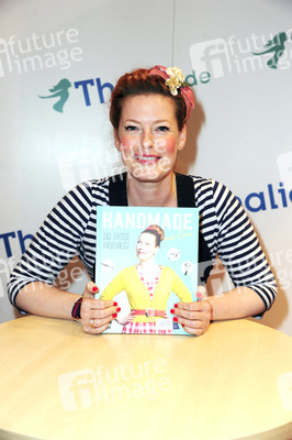 Enie van de Meiklokjes signiert ihr neues Buch 'Handmade' in Hamburg