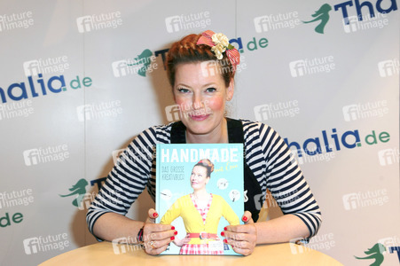 Enie van de Meiklokjes signiert ihr neues Buch 'Handmade' in Hamburg