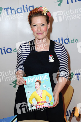 Enie van de Meiklokjes signiert ihr neues Buch 'Handmade' in Hamburg