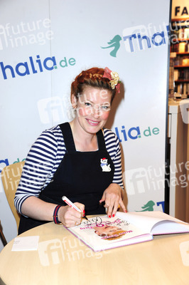 Enie van de Meiklokjes signiert ihr neues Buch 'Handmade' in Hamburg