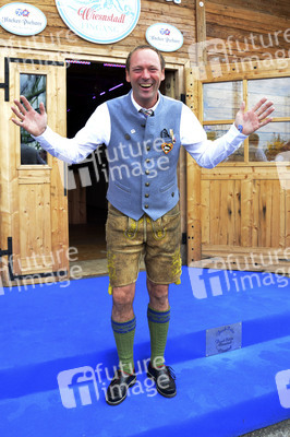 Oktoberfest-Anstich im Fisch Bäda Wiesnstadl in München