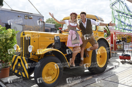 Oktoberfest-Anstich im Fisch Bäda Wiesnstadl in München