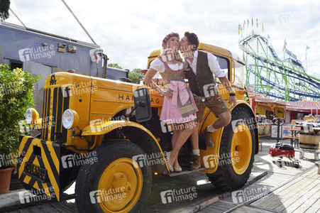 Oktoberfest-Anstich im Fisch Bäda Wiesnstadl in München