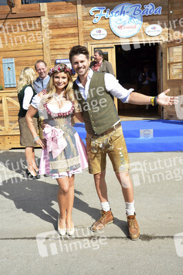 Oktoberfest-Anstich im Fisch Bäda Wiesnstadl in München