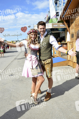 Oktoberfest-Anstich im Fisch Bäda Wiesnstadl in München