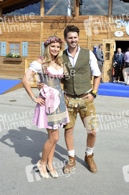 Oktoberfest-Anstich im Fisch Bäda Wiesnstadl in München