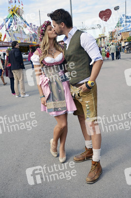 Oktoberfest-Anstich im Fisch Bäda Wiesnstadl in München