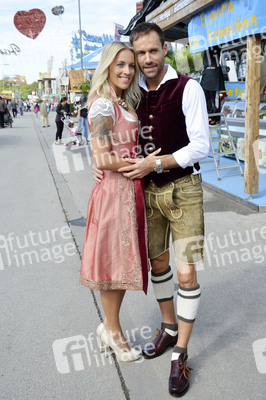 Oktoberfest-Anstich im Fisch Bäda Wiesnstadl in München