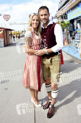 Oktoberfest-Anstich im Fisch Bäda Wiesnstadl in München