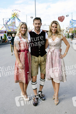 Oktoberfest-Anstich im Fisch Bäda Wiesnstadl in München