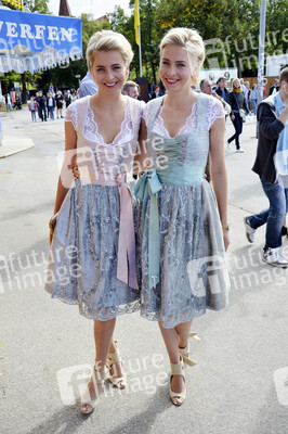 Oktoberfest-Anstich im Fisch Bäda Wiesnstadl in München