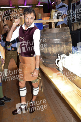 Oktoberfest-Anstich im Fisch Bäda Wiesnstadl in München