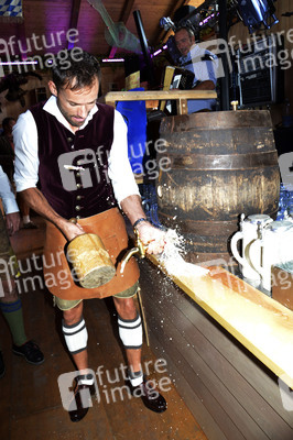 Oktoberfest-Anstich im Fisch Bäda Wiesnstadl in München
