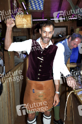 Oktoberfest-Anstich im Fisch Bäda Wiesnstadl in München