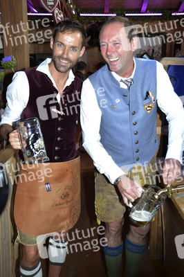 Oktoberfest-Anstich im Fisch Bäda Wiesnstadl in München