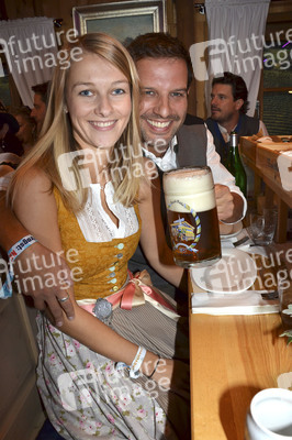 Oktoberfest-Anstich im Fisch Bäda Wiesnstadl in München