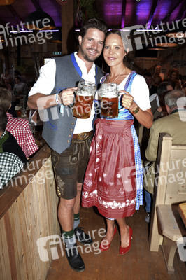 Oktoberfest-Anstich im Fisch Bäda Wiesnstadl in München