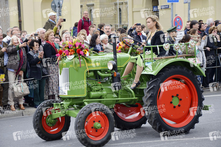 Trachten- und Schützenzug 2015 in München