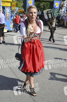 Damen-Wiesn 2015 von Unternehmerin Regine Sixt auf dem Oktoberfest in München