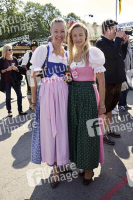 Damen-Wiesn 2015 von Unternehmerin Regine Sixt auf dem Oktoberfest in München
