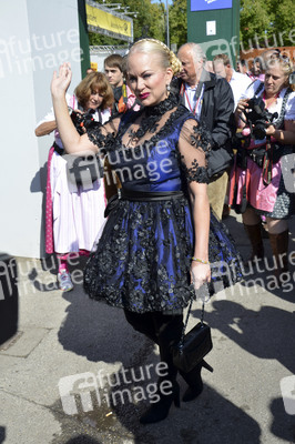 Damen-Wiesn 2015 von Unternehmerin Regine Sixt auf dem Oktoberfest in München