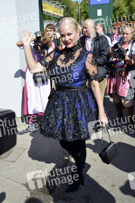 Damen-Wiesn 2015 von Unternehmerin Regine Sixt auf dem Oktoberfest in München