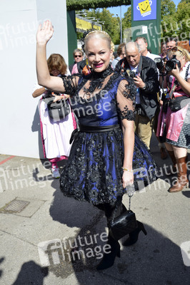 Damen-Wiesn 2015 von Unternehmerin Regine Sixt auf dem Oktoberfest in München