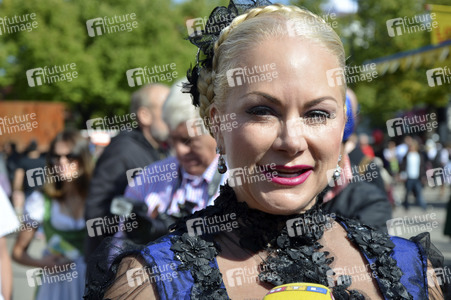 Damen-Wiesn 2015 von Unternehmerin Regine Sixt auf dem Oktoberfest in München