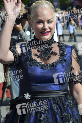 Damen-Wiesn 2015 von Unternehmerin Regine Sixt auf dem Oktoberfest in München