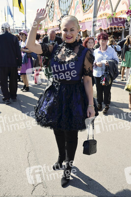 Damen-Wiesn 2015 von Unternehmerin Regine Sixt auf dem Oktoberfest in München