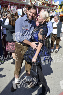 Damen-Wiesn 2015 von Unternehmerin Regine Sixt auf dem Oktoberfest in München