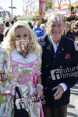 Damen-Wiesn 2015 von Unternehmerin Regine Sixt auf dem Oktoberfest in München