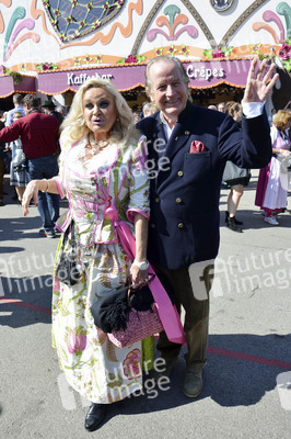 Damen-Wiesn 2015 von Unternehmerin Regine Sixt auf dem Oktoberfest in München