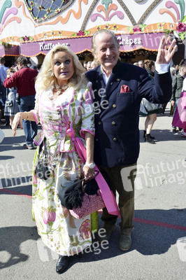 Damen-Wiesn 2015 von Unternehmerin Regine Sixt auf dem Oktoberfest in München