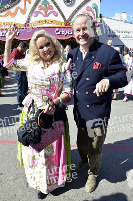 Damen-Wiesn 2015 von Unternehmerin Regine Sixt auf dem Oktoberfest in München