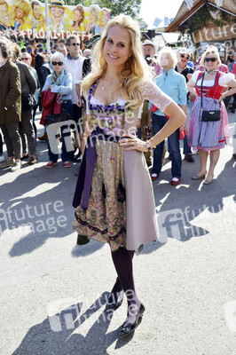 Damen-Wiesn 2015 von Unternehmerin Regine Sixt auf dem Oktoberfest in München