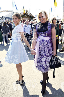 Damen-Wiesn 2015 von Unternehmerin Regine Sixt auf dem Oktoberfest in München
